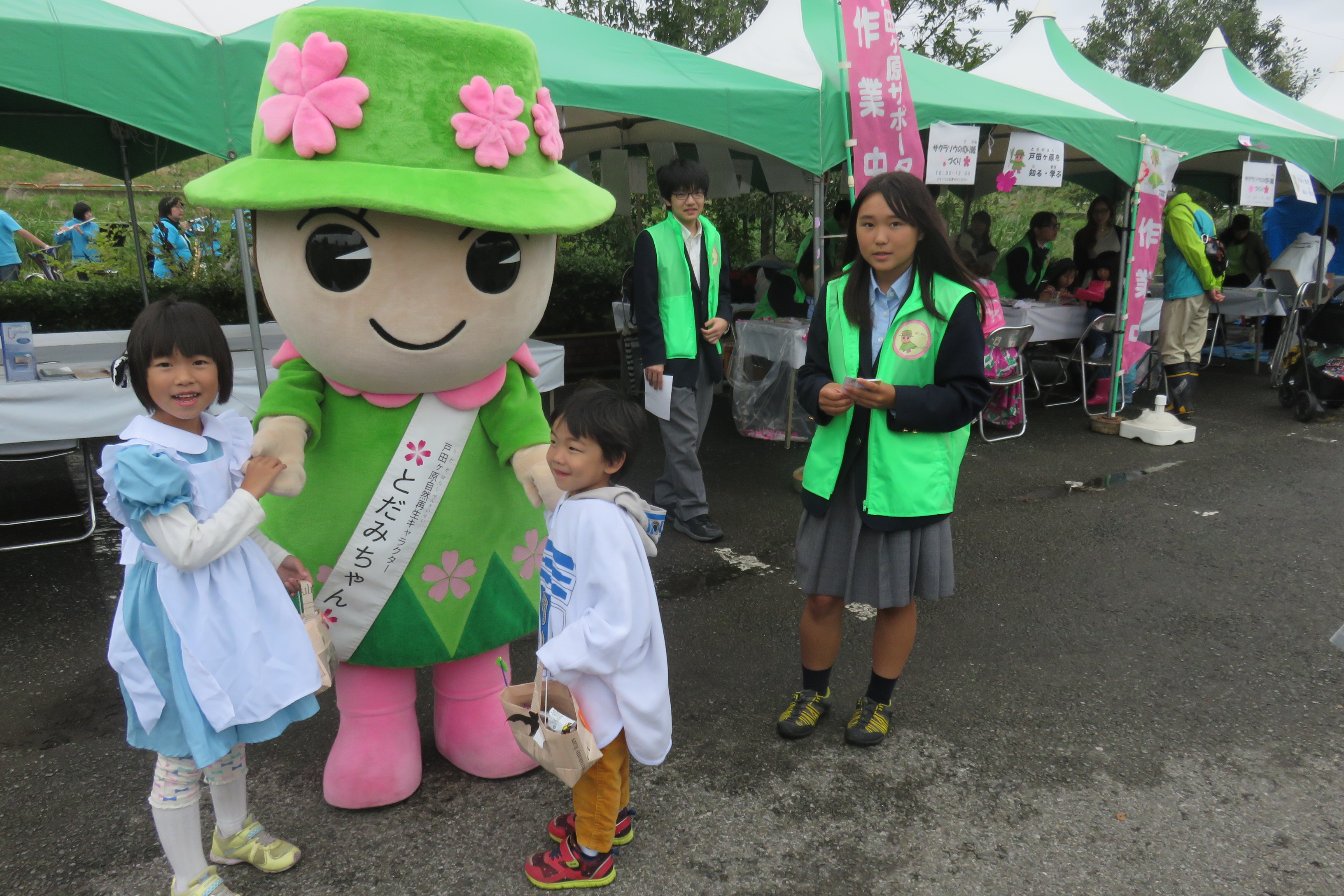 子供たちと触れ合うとだみちゃんの写真