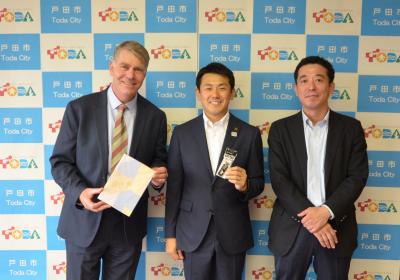 シェーン・ホワイト氏、国際教育課長、市長の写真
