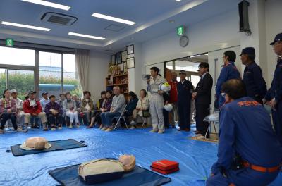 防災訓練で挨拶する市長