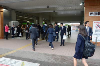 いじめ撲滅啓発活動をする市長