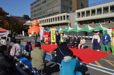 収穫祭で挨拶する市長