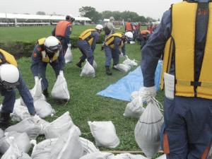 戸田市消防団員による決壊防止工土のう羽口工の実施写真