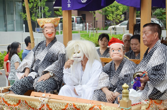 神輿渡御における神楽の写真