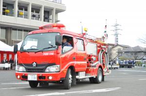 消防ポンプ自動車第一分団車による車両分列行進の写真