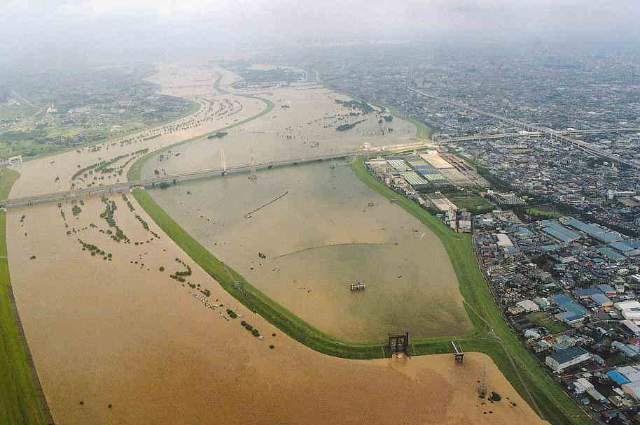 大雨の水で満たされた第一調節池の写真