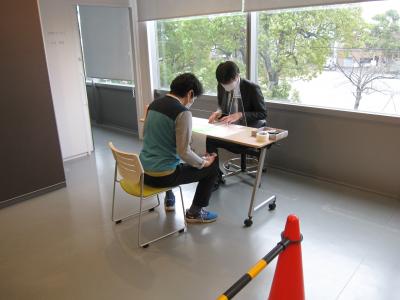 新型コロナワクチン接種訓練の写真　受付で