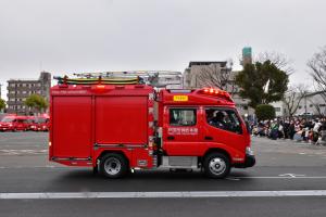 車両行進をする消防車両