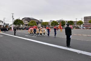 消防クラブ員の行進の写真