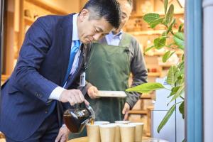 市長かコーヒーをコップに注ぐ様子