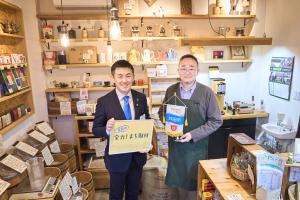 市長と店長の記念写真