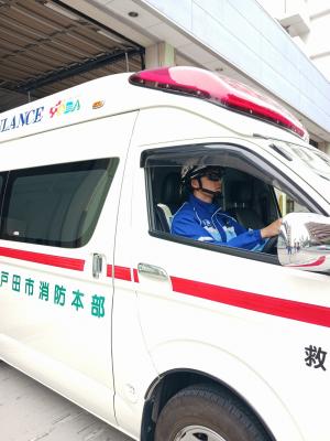救急車運転時サングラス着用