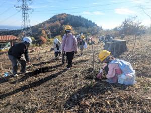 市民の植樹の様子