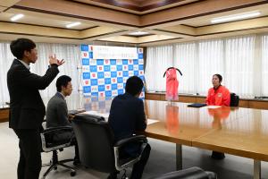 市長、副市長に大会結果の報告をする上森選手と手話通訳者との写真
