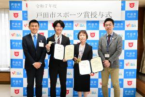 中林 凌大選手と石橋 愛子選手と戸田市長と戸田市副市長
