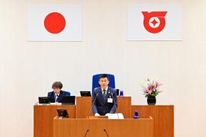 3月議会で施政方針を発表する市長