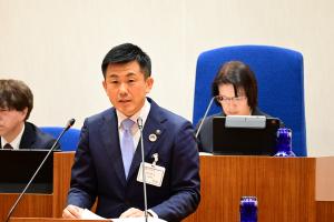 閉会あいさつをする市長
