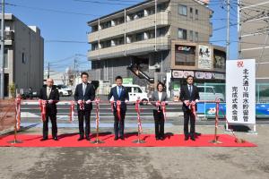 テープカットセレモニーに出席する市長