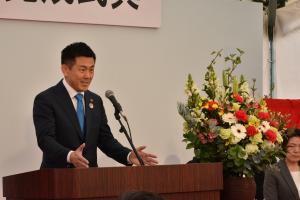 完成記念式典であいさつする市長