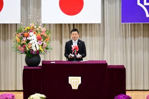 卒業式で祝辞を述べる市長