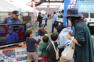 団長が子どもたちに消防団について説明している