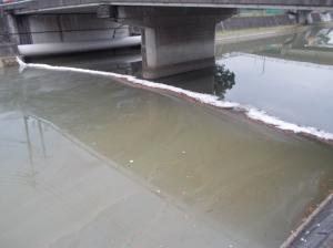 川でのオイルフェンス設置状況