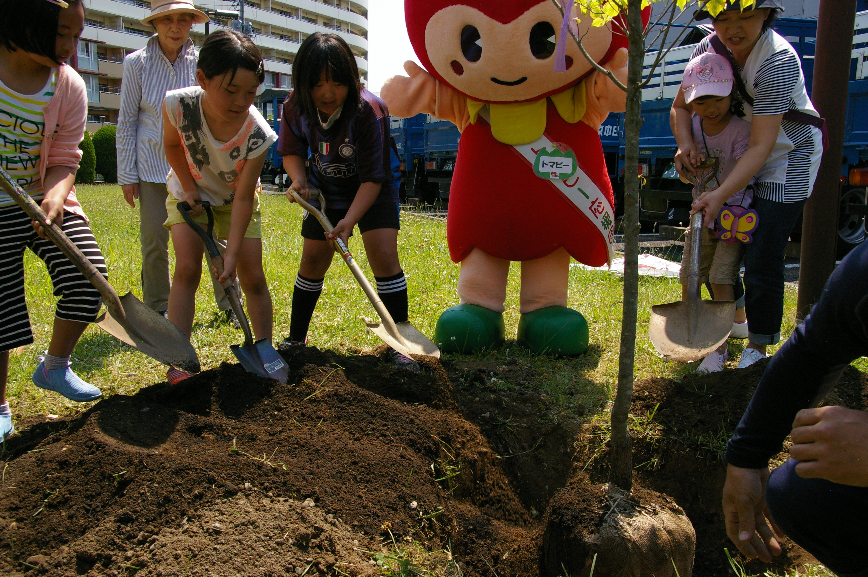 トマピーと子どもたちの活動写真